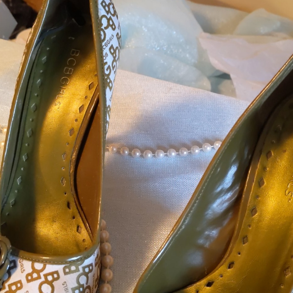 Shoes - Picture 2 of 4